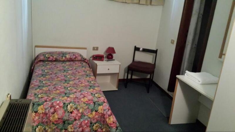 Hotel Primavera Ντεζεντσάνο ντελ Γκάρντα Δωμάτιο φωτογραφία